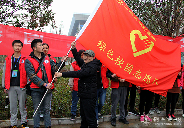 4欧永康为绿色校园志愿队授旗.jpg