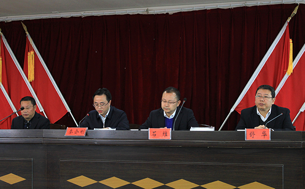 我校与万山经济开发区及56家企业联合召开政产学研三方交流会