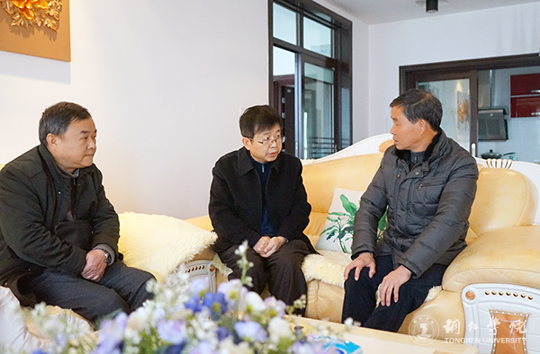 3校党委副书记饶小华探望老干部杨胜江.jpg
