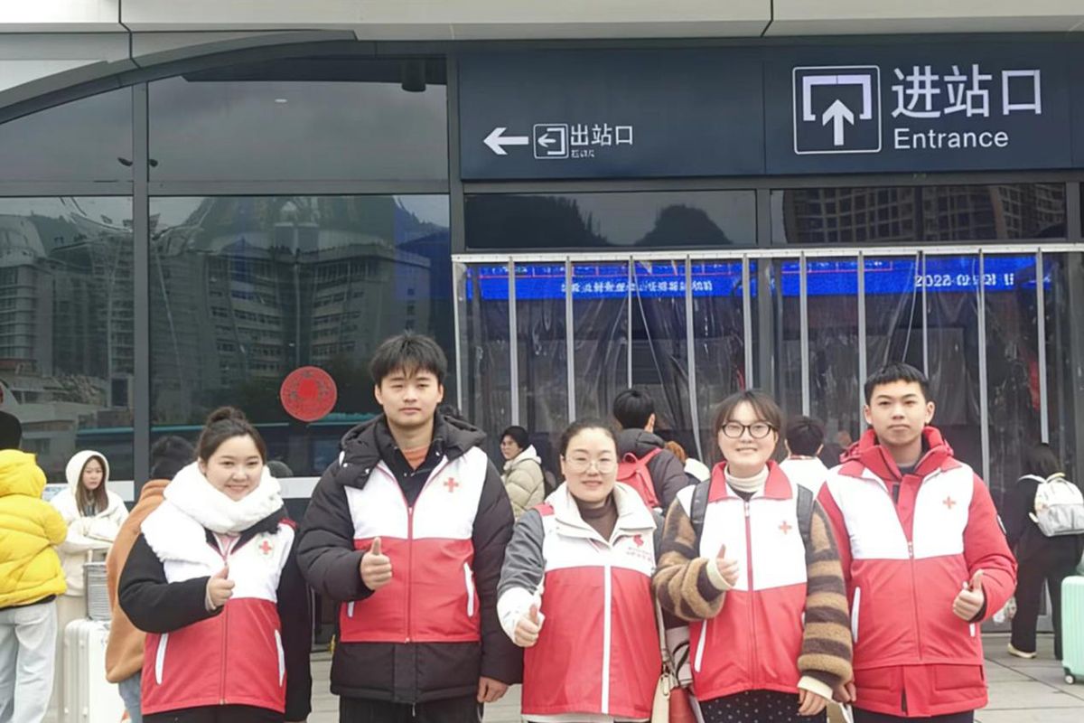 我校护理学专业师生开展应急救护志愿服务为春运护航