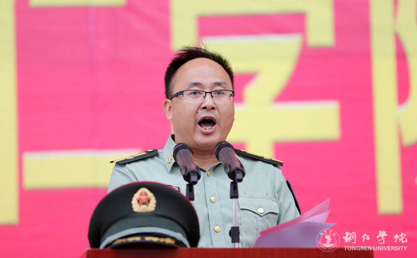 6、我校武装部部长张钱主持开学典礼暨军训动员大会.JPG