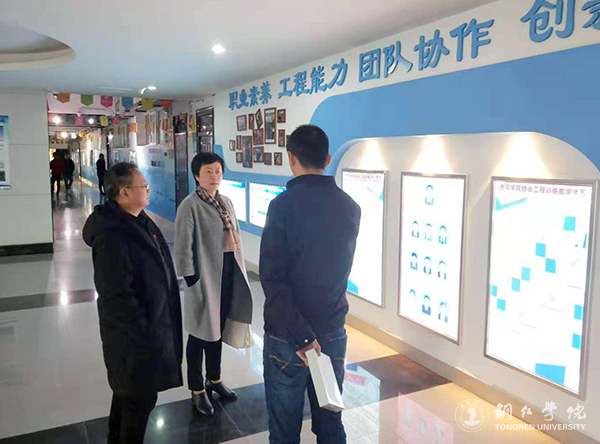 4在贵阳学院现场交流.jpg