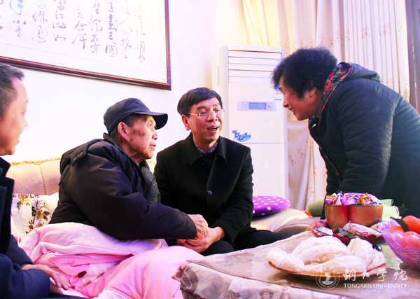 3党委书记李树新探望老干部黎启华.jpg