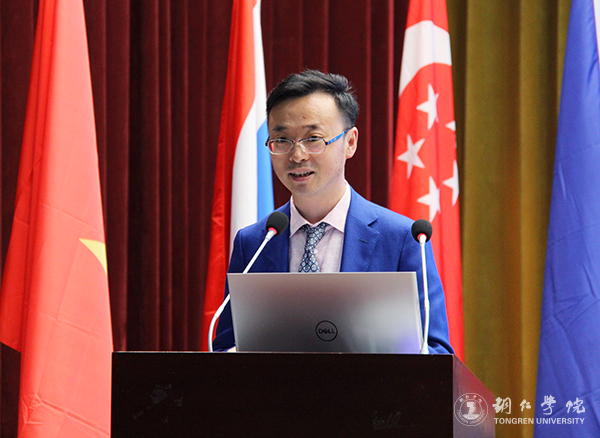 4贵州高等教育学会秘书长穆陡晅宣读《第十一届中国-东盟教育交流周“一带一路”大学通识教育论坛铜仁共识》.jpg