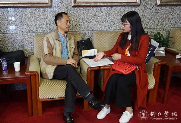 我校教师与企业代表交流中.jpg