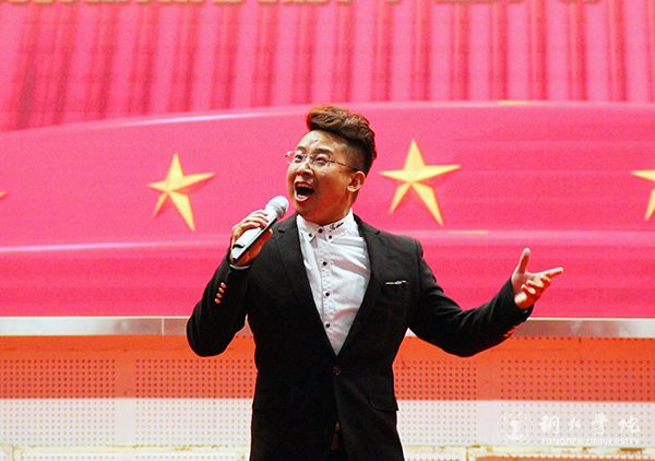 6党员教师代表覃春江演唱《最美的歌儿唱给妈妈听》.jpg