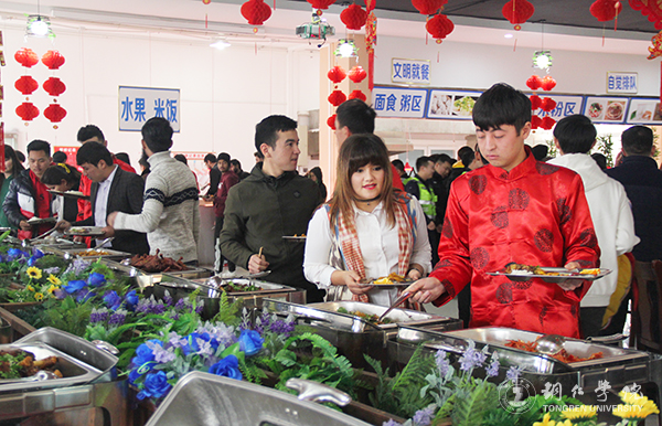 6同学们尽情享受美食.jpg