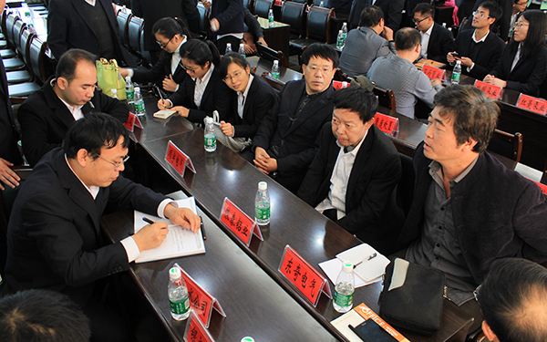 我校与万山经济开发区及56家企业联合召开政产学研三方交流会