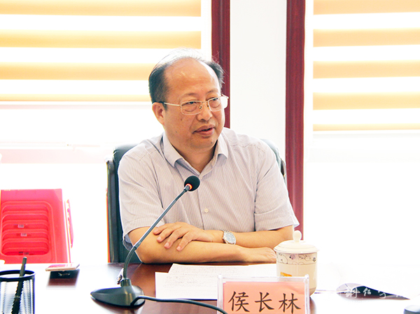 2校长侯长林讲话.jpg