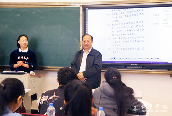 4校长侯长林与留学生进行交流.jpg
