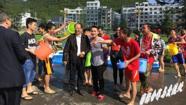 留学生庆祝”宋干节“新年活动,校长被‘‘湿身’’.jpg