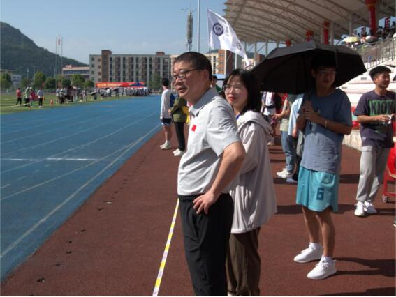 皮坤乾书记现场为运动员加油打气.jpg