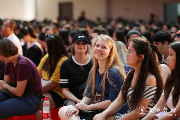 20、国际学生参加毕业典礼.JPG