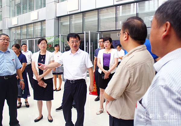 4市委常委、市委宣传部部长夏虹与我校领导、教师交流学校发展事宜.jpg