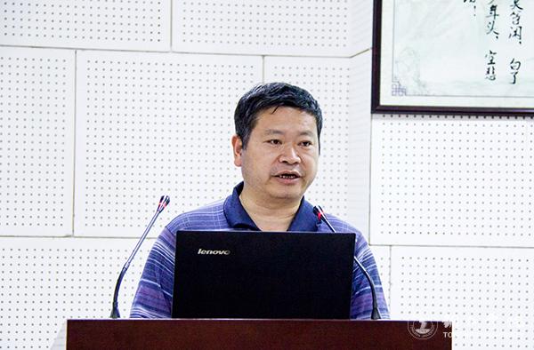 16我校副校长王嘉福主持闭幕式.jpg