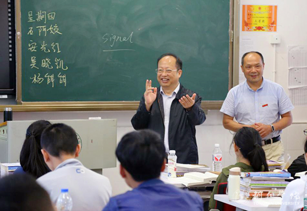3校长侯长林与师生进行交流.jpg