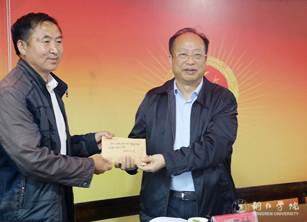 3校长侯长林代表学校向南坪村捐赠扶贫资金.jpg
