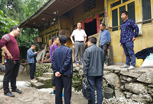与困难群众交谈中1.jpg