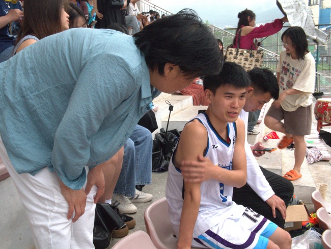杨兴英老师慰问运动员.jpg