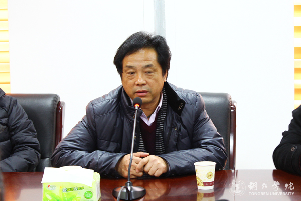 校党委召开2016年度民主生活会征求意见座谈会