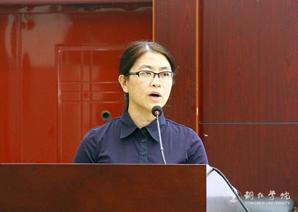 3我校研究生院院长龚静教授主持讲座.jpg