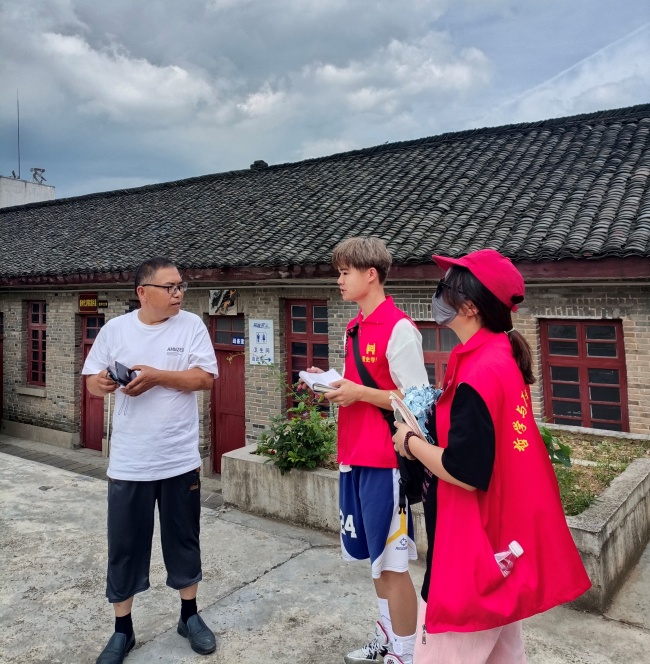 与群众交流.jpg