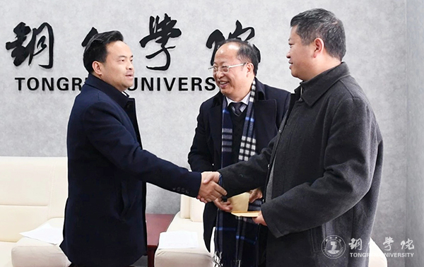 6市委书记陈昌旭对我校优秀人才、侯长林教授、王嘉福教授表示慰问.jpg